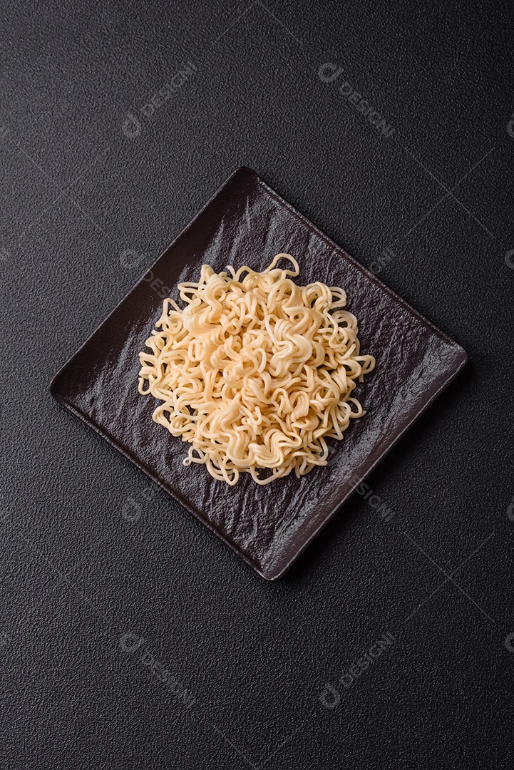 A imagem mostra macarrão instantâneo, popularmente conhecido como miojo.