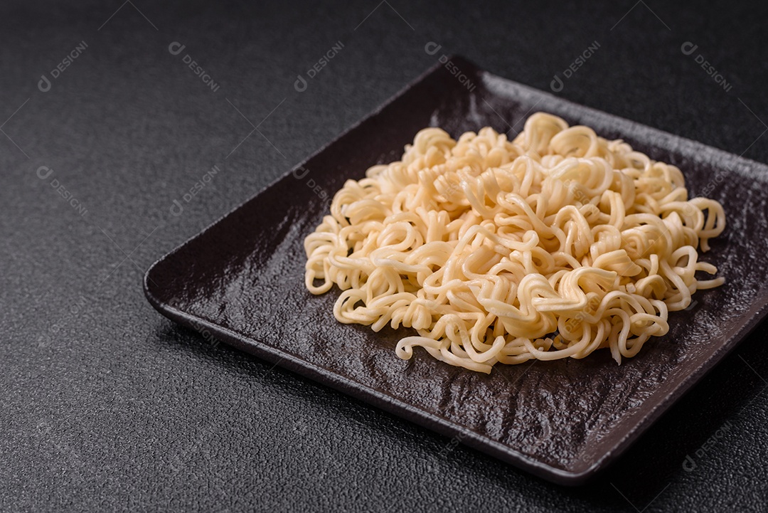 A imagem mostra macarrão instantâneo, popularmente conhecido como miojo.