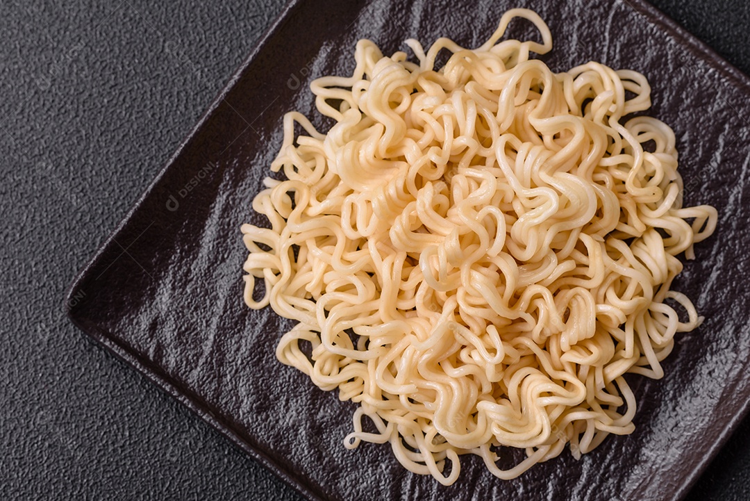 A imagem mostra macarrão instantâneo, popularmente conhecido como miojo.