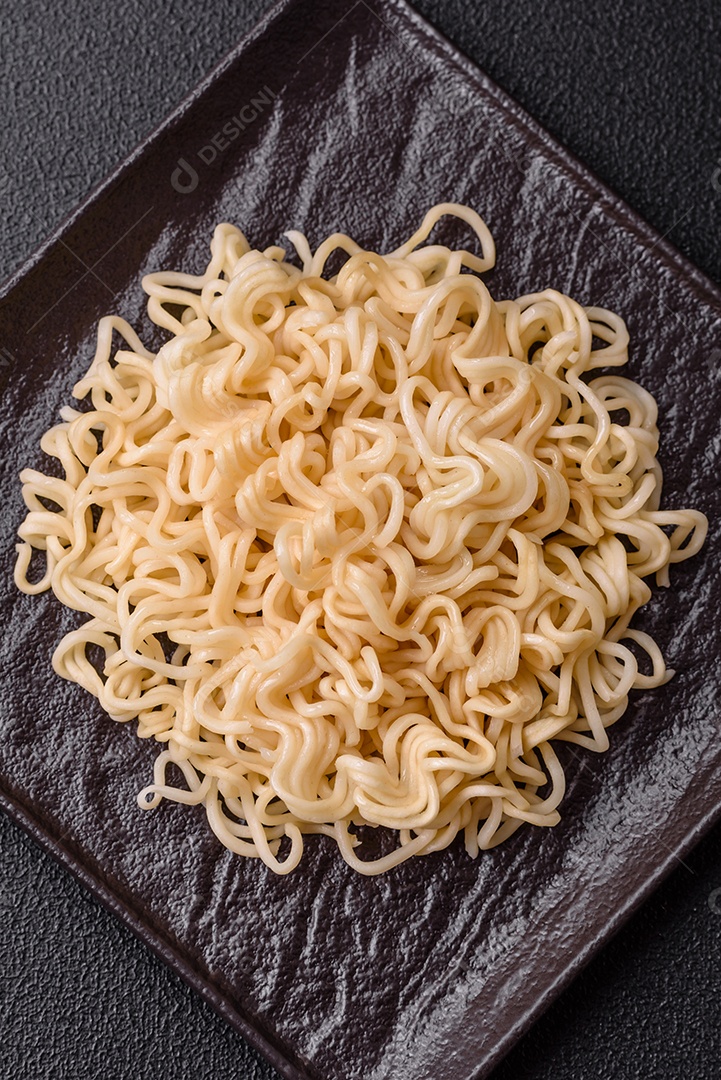 A imagem mostra macarrão instantâneo, popularmente conhecido como miojo.