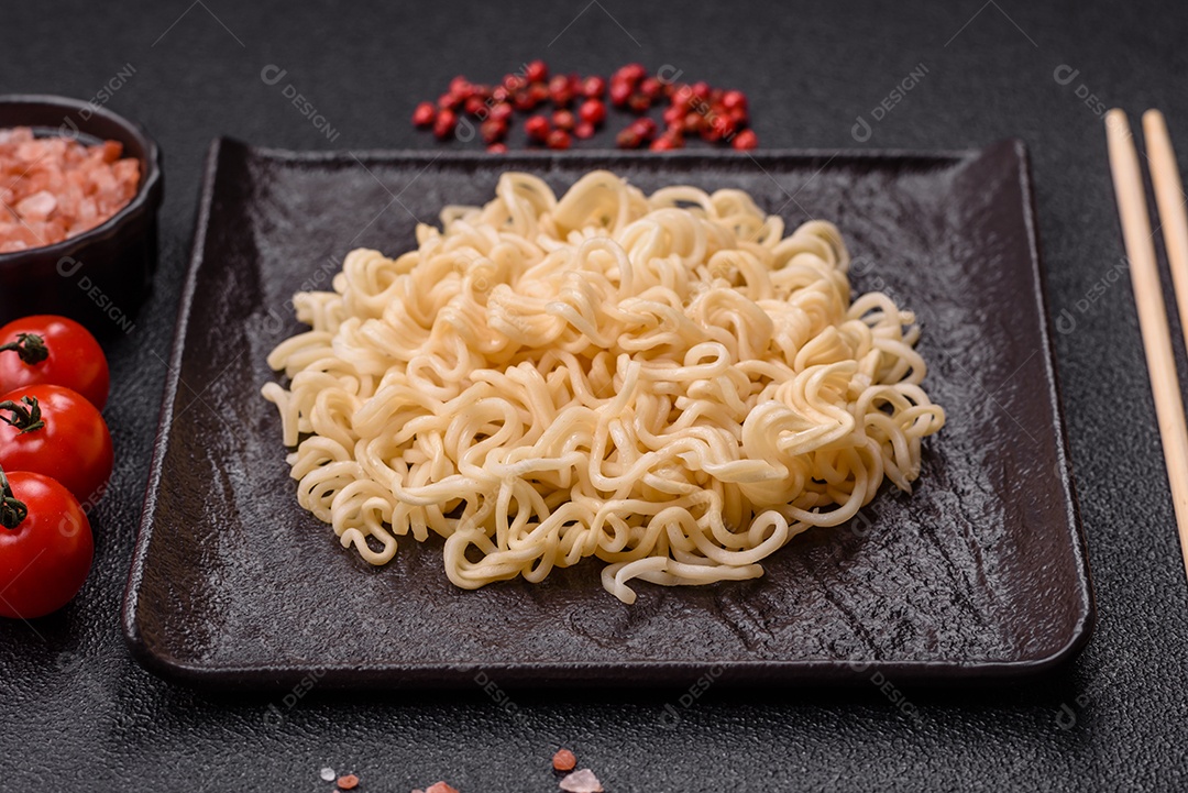 A imagem mostra macarrão instantâneo, popularmente conhecido como miojo.