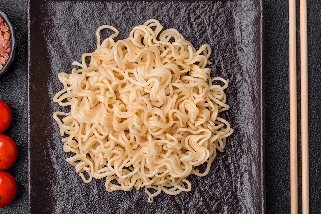 A imagem mostra macarrão instantâneo, popularmente conhecido como miojo.