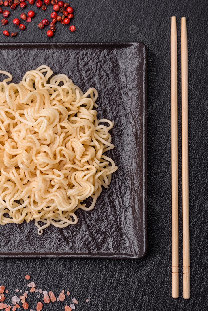 A imagem mostra macarrão instantâneo, popularmente conhecido como miojo.