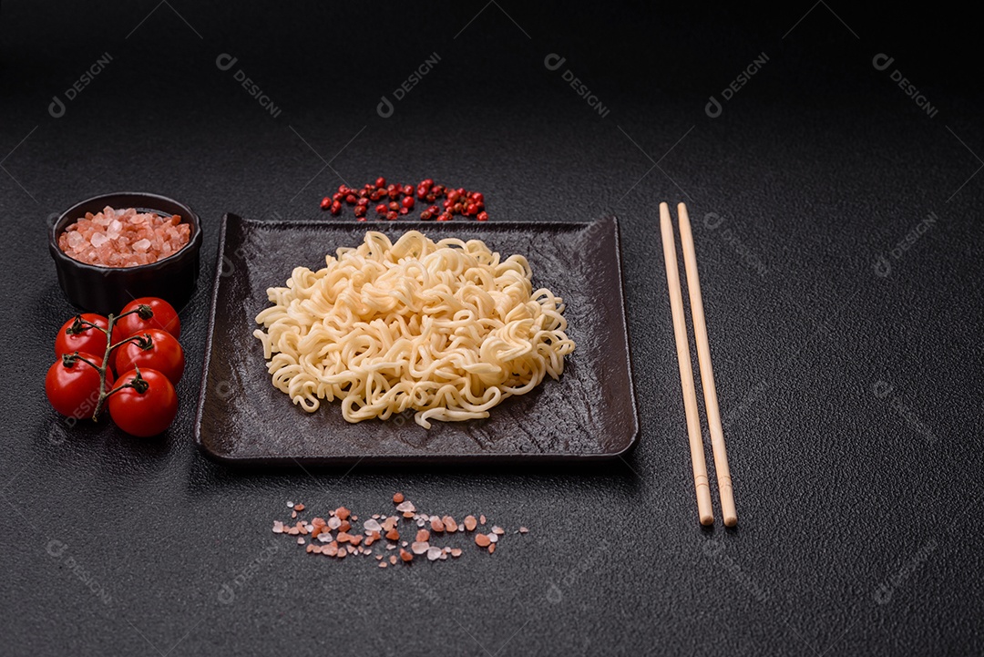 A imagem mostra macarrão instantâneo, popularmente conhecido como miojo.