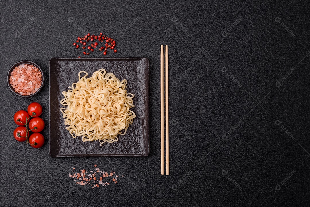 A imagem mostra macarrão instantâneo, popularmente conhecido como miojo.