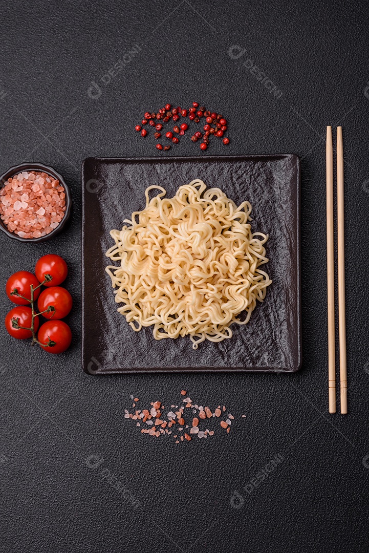 A imagem mostra macarrão instantâneo, popularmente conhecido como miojo.