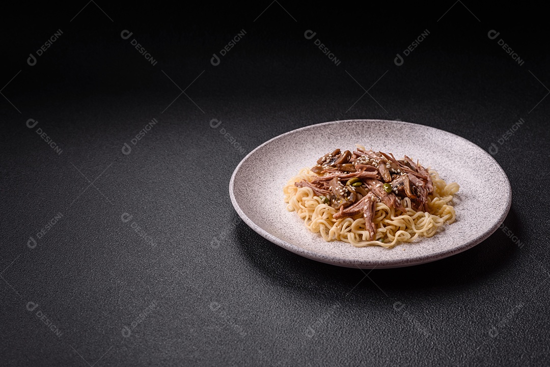 A imagem mostra uma tigela de lámen, uma sopa japonesa de macarrão.