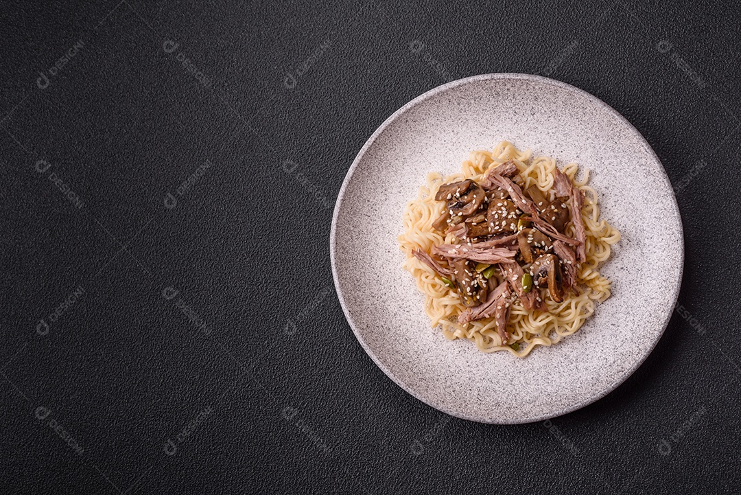 A imagem mostra uma tigela de lámen, uma sopa japonesa de macarrão.