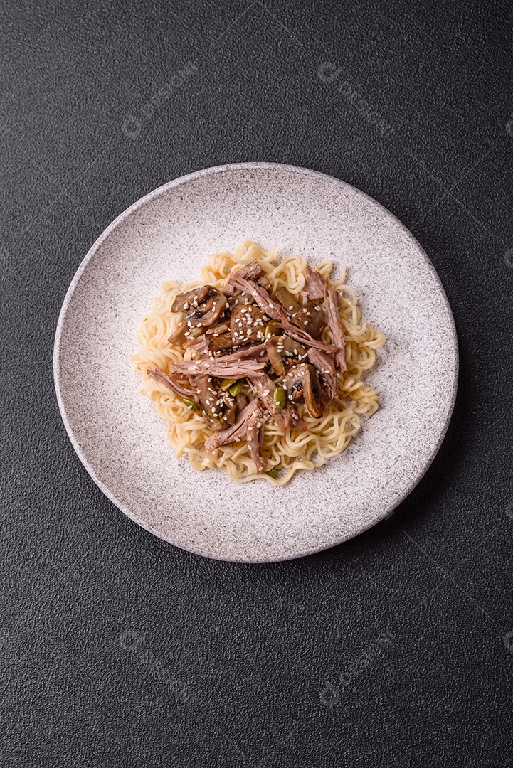 A imagem mostra uma tigela de lámen, uma sopa japonesa de macarrão.