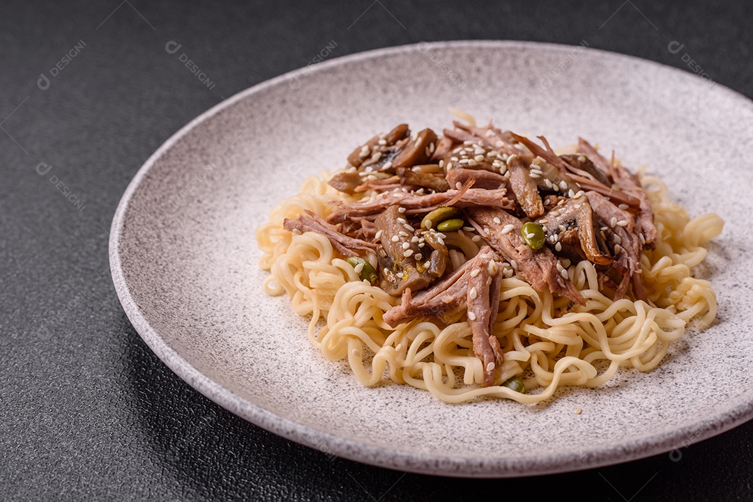 A imagem mostra uma tigela de lámen, uma sopa japonesa de macarrão.