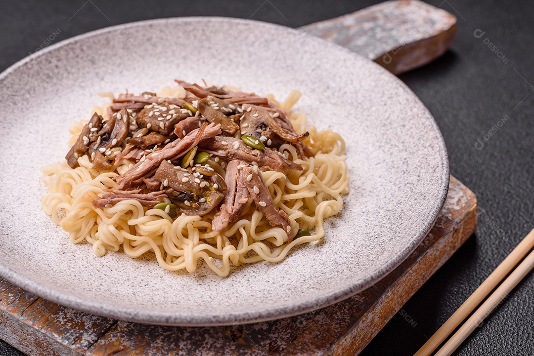 A imagem mostra uma tigela de lámen, uma sopa japonesa de macarrão.