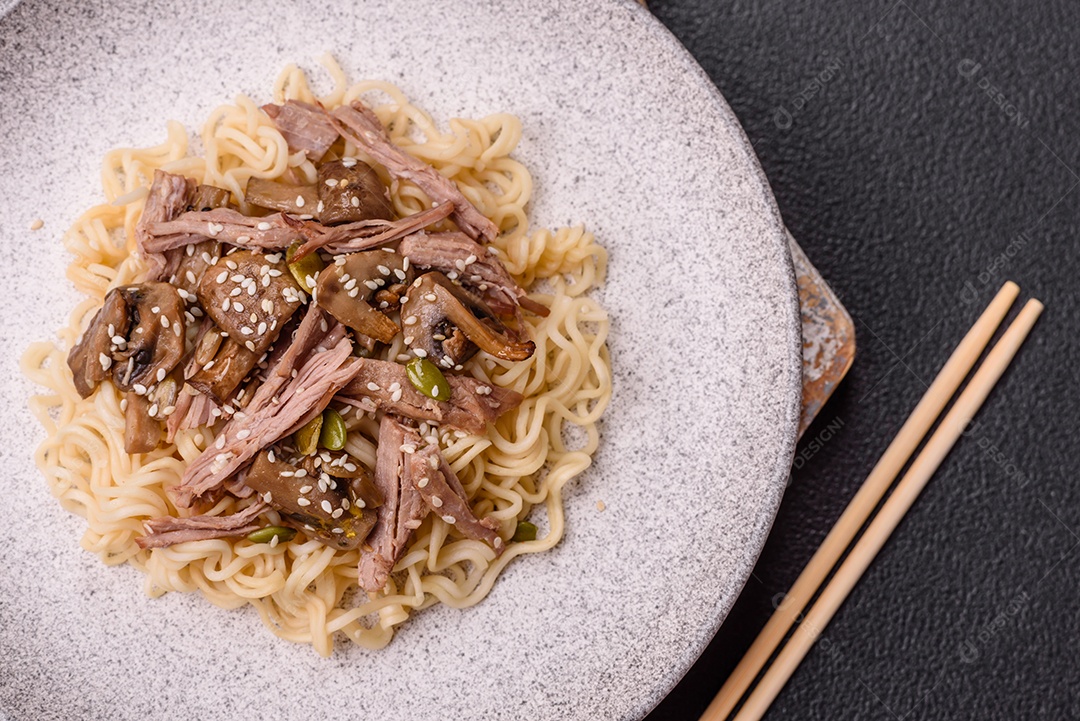 A imagem mostra uma tigela de lámen, uma sopa japonesa de macarrão.