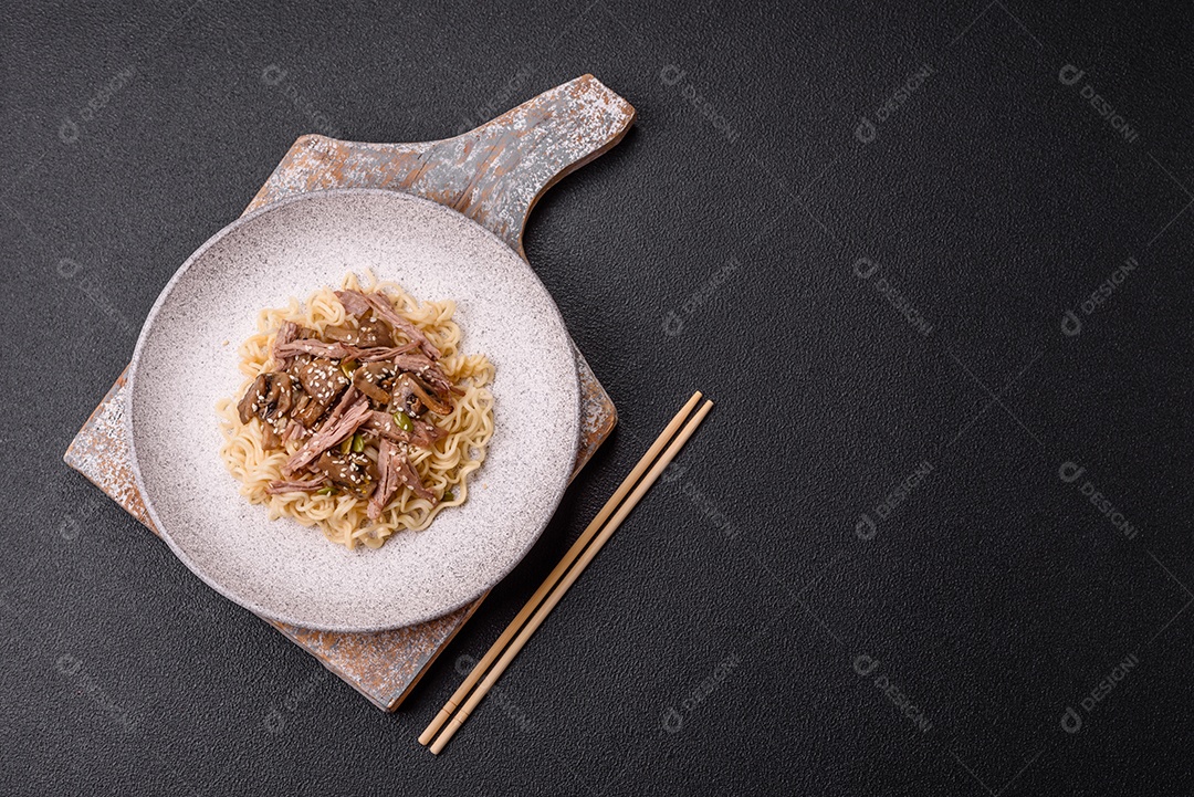 A imagem mostra uma tigela de lámen, uma sopa japonesa de macarrão.