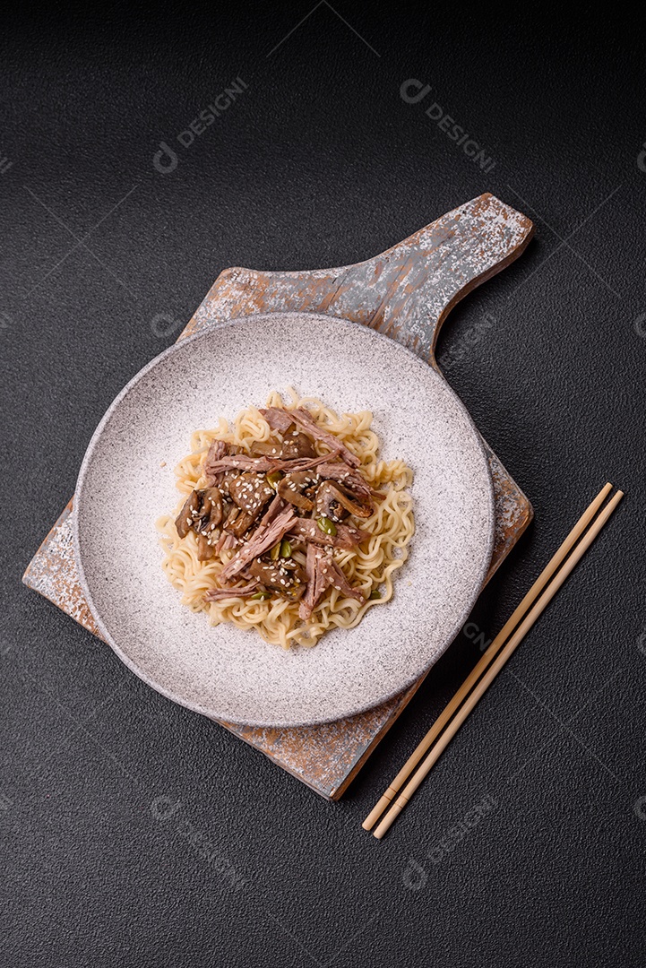 A imagem mostra uma tigela de lámen, uma sopa japonesa de macarrão.