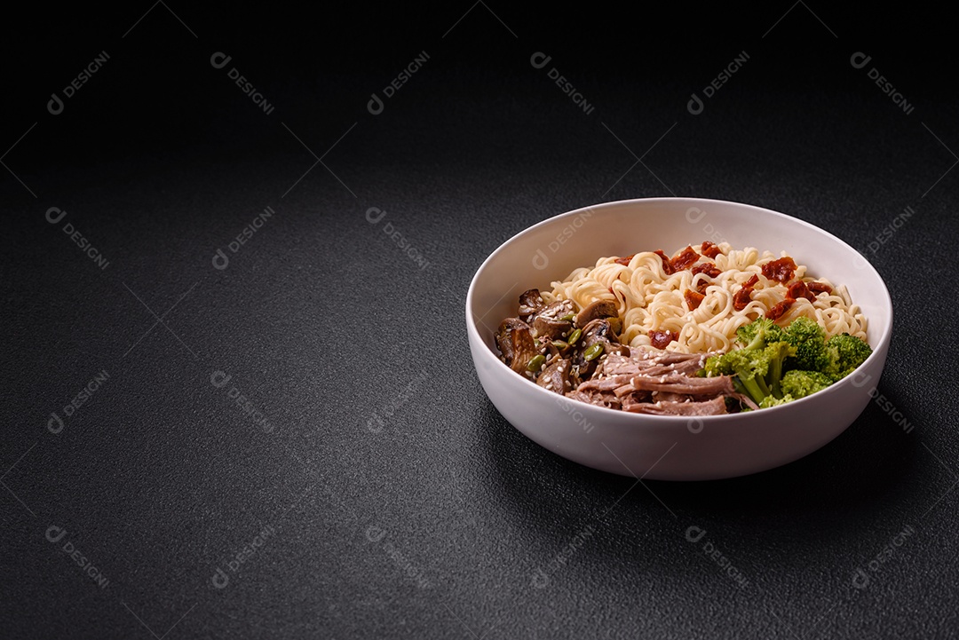 A imagem mostra uma tigela de lámen, uma sopa japonesa de macarrão.