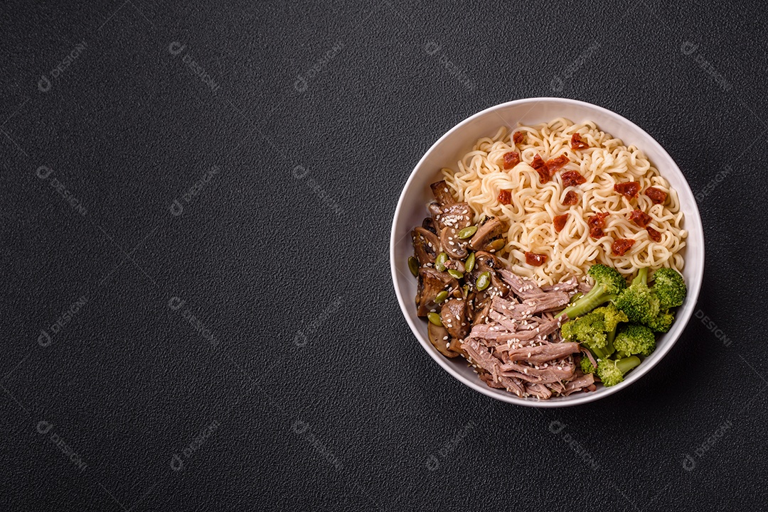 A imagem mostra uma tigela de lámen, uma sopa japonesa de macarrão.