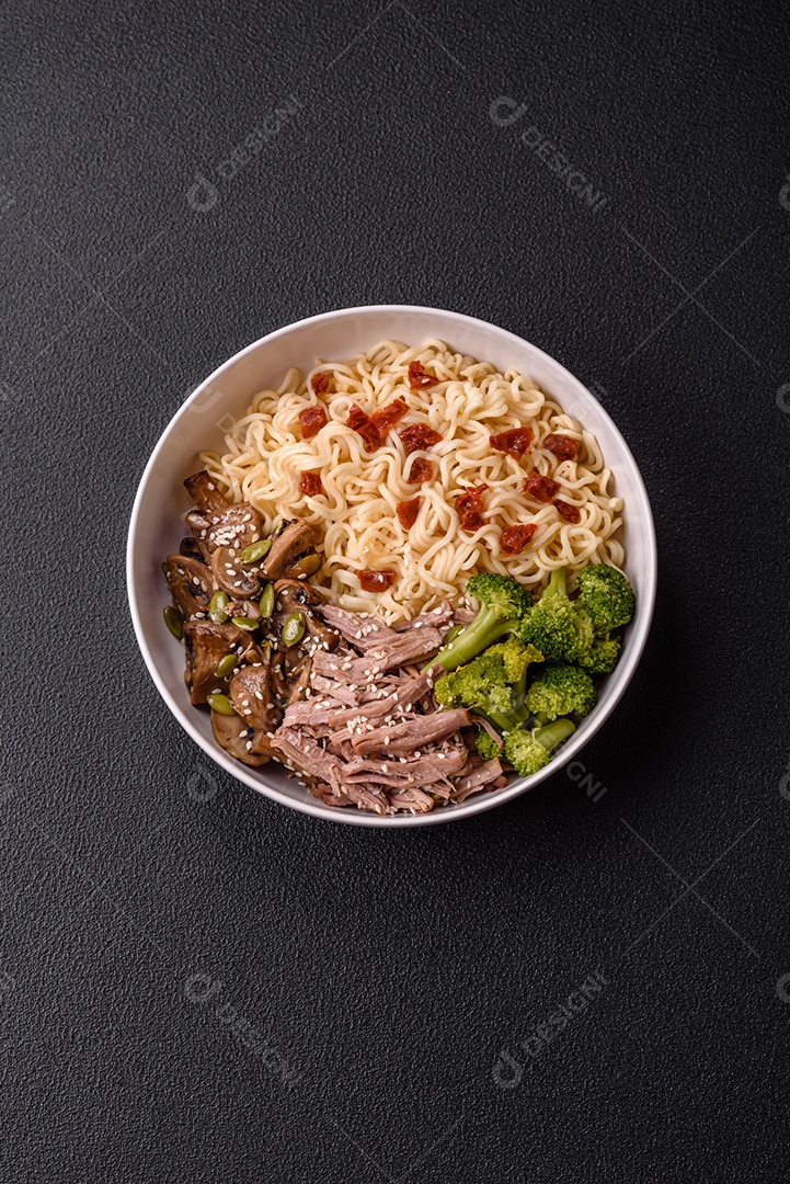 A imagem mostra uma tigela de lámen, uma sopa japonesa de macarrão.