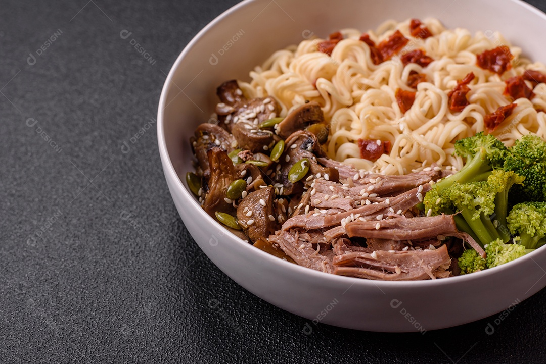 A imagem mostra uma tigela de lámen, uma sopa japonesa de macarrão.