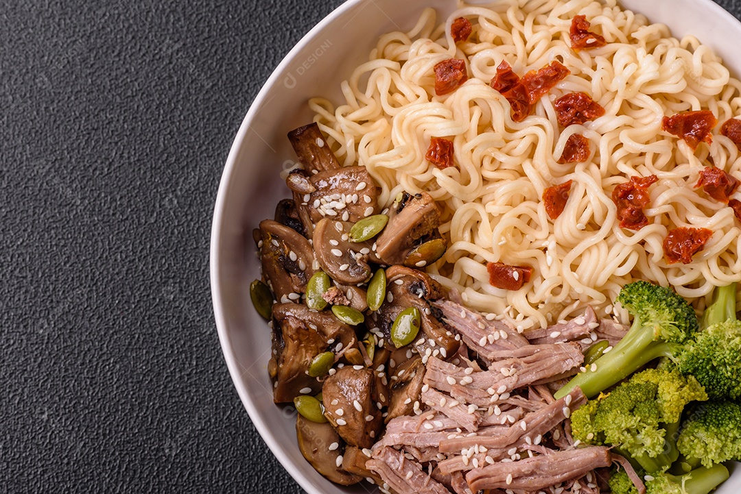 A imagem mostra uma tigela de lámen, uma sopa japonesa de macarrão.