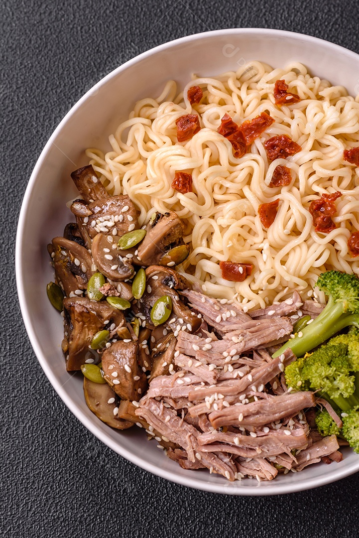 A imagem mostra uma tigela de lámen, uma sopa japonesa de macarrão.