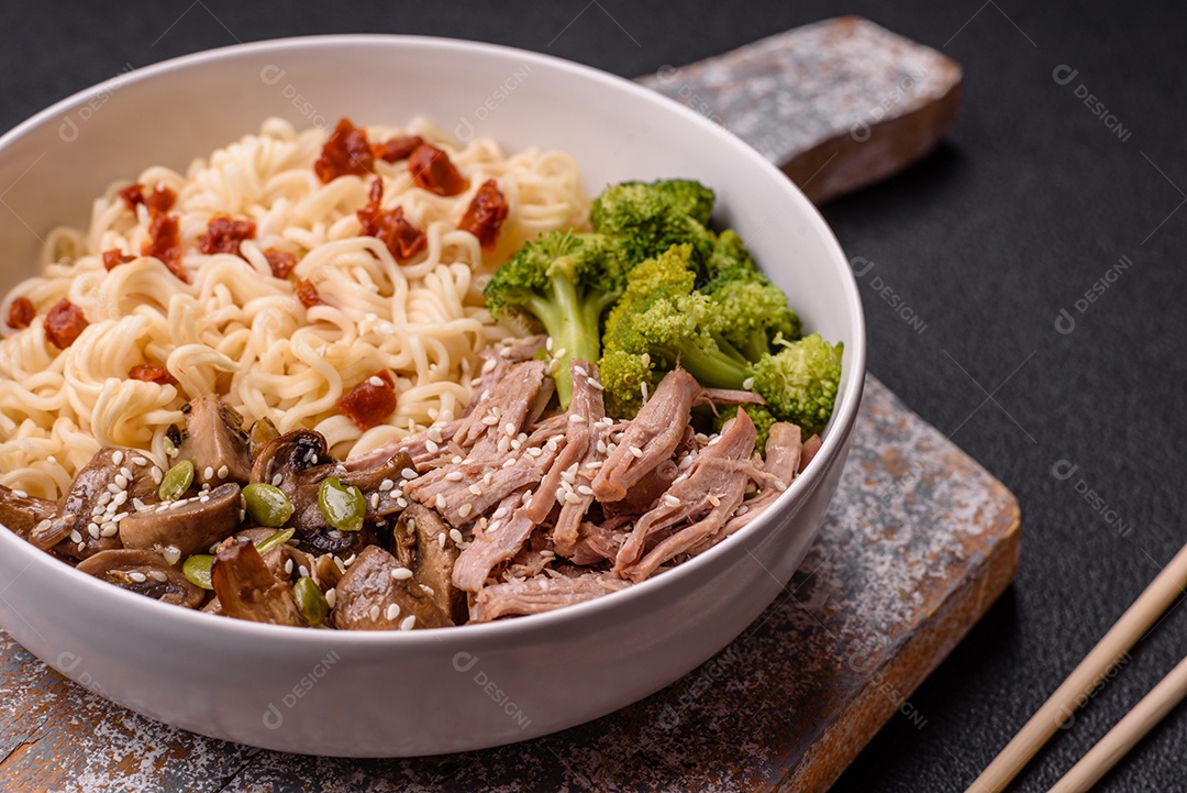 A imagem mostra uma tigela de lámen, uma sopa japonesa de macarrão.