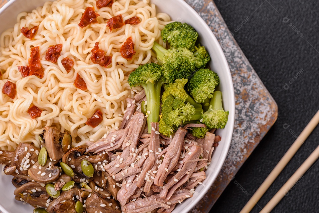 A imagem mostra uma tigela de lámen, uma sopa japonesa de macarrão.