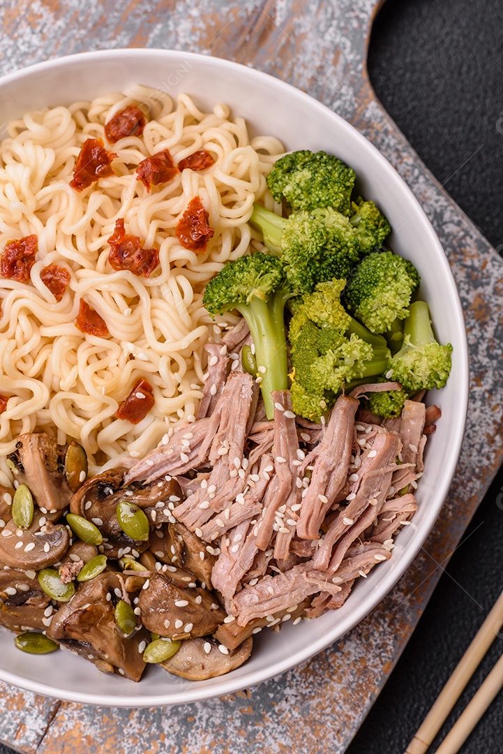 A imagem mostra uma tigela de lámen, uma sopa japonesa de macarrão.