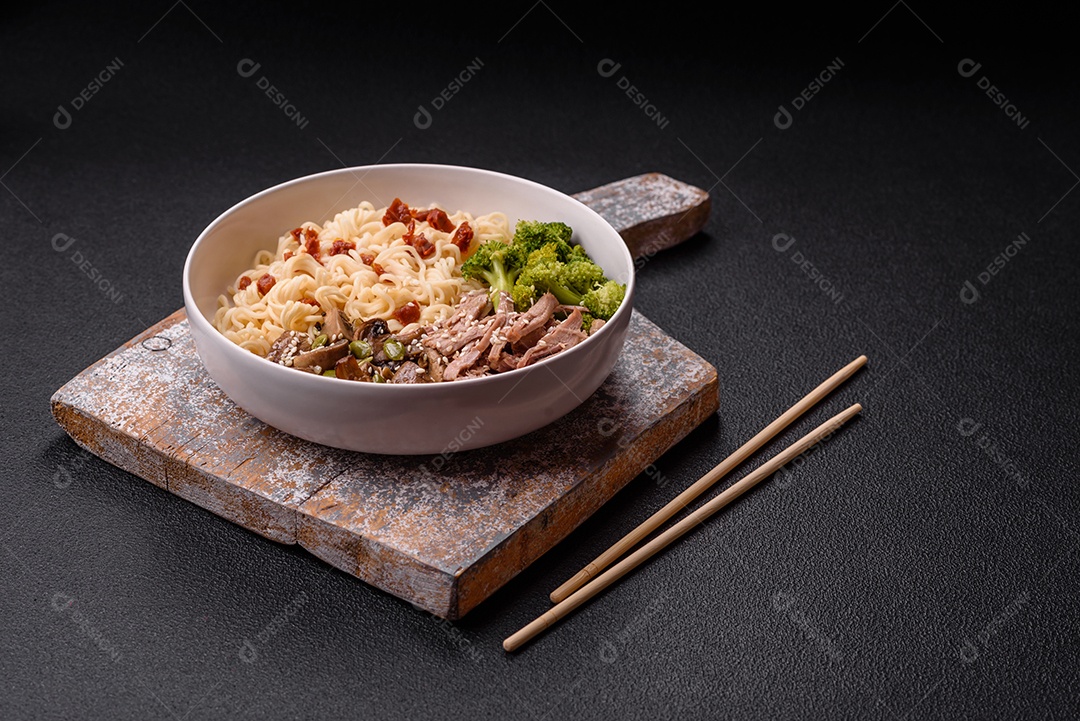 A imagem mostra uma tigela de lámen, uma sopa japonesa de macarrão.