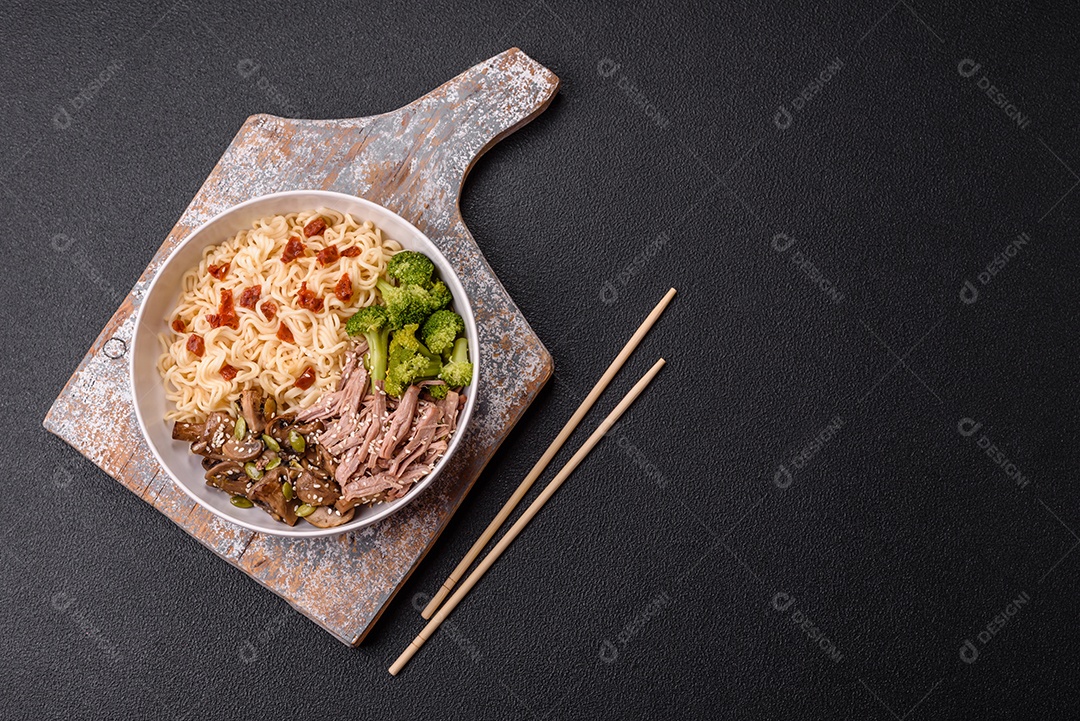 A imagem mostra uma tigela de lámen, uma sopa japonesa de macarrão.