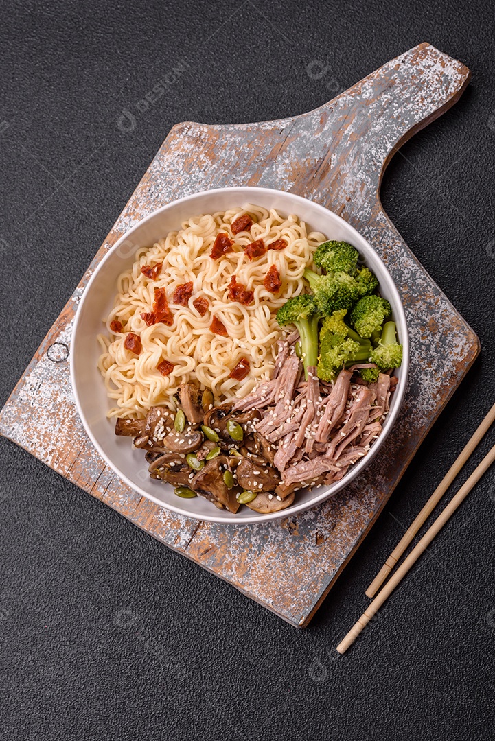 A imagem mostra uma tigela de lámen, uma sopa japonesa de macarrão.