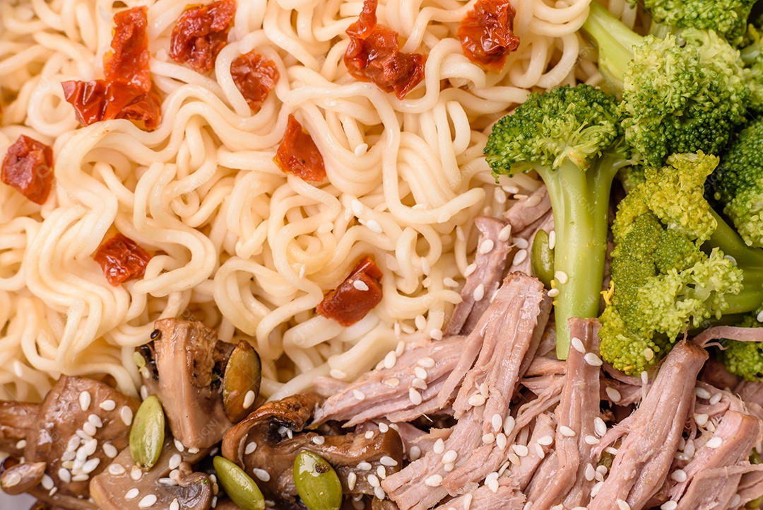 A imagem mostra uma tigela de lámen, uma sopa japonesa de macarrão.