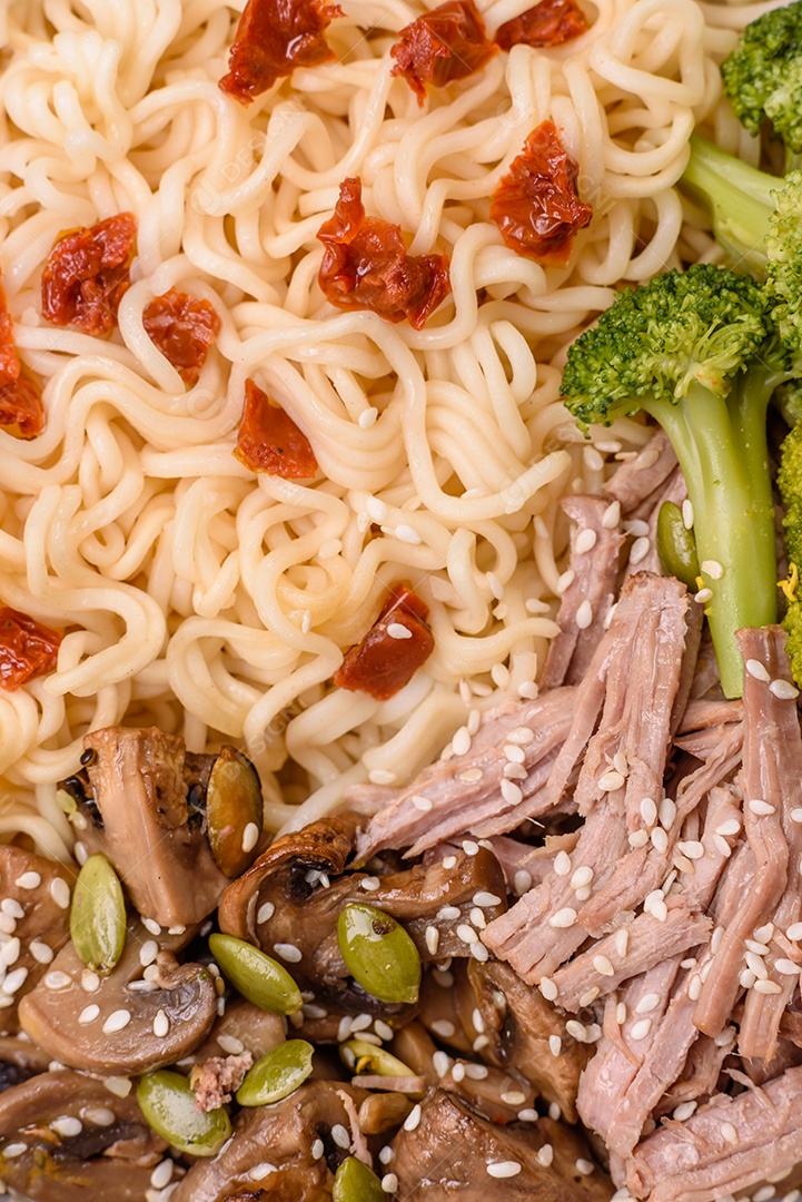 A imagem mostra uma tigela de lámen, uma sopa japonesa de macarrão.