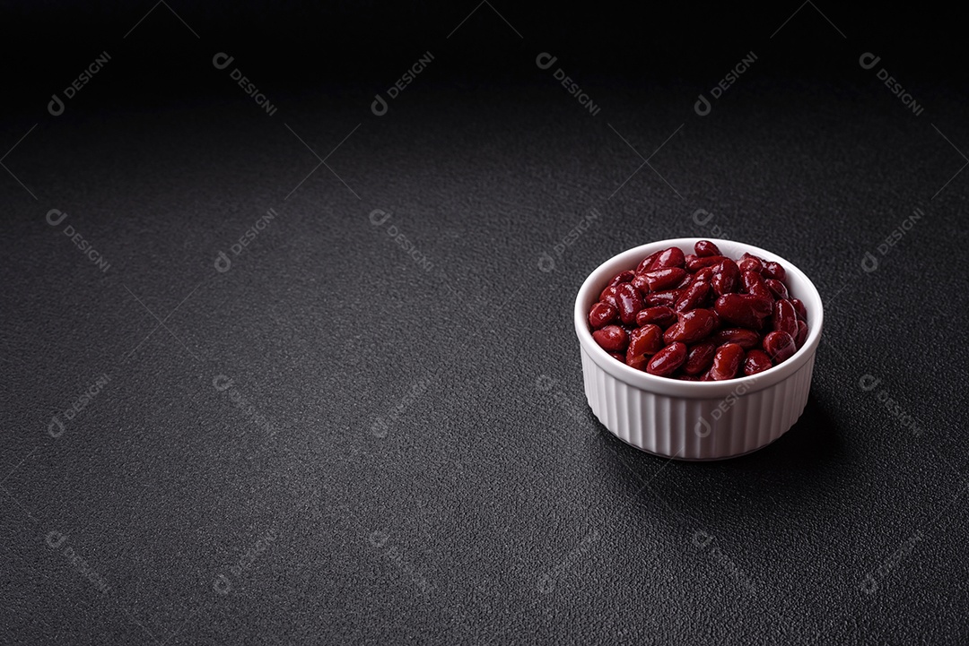 A imagem mostra ingredientes para preparar feijão vermelho