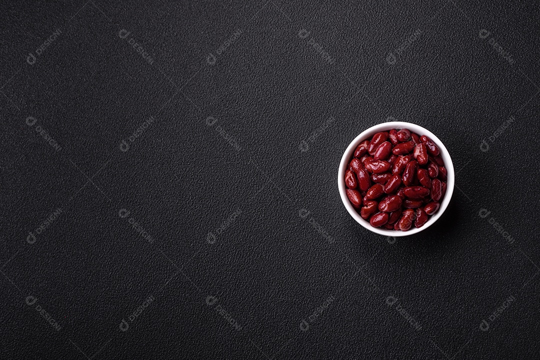 A imagem mostra ingredientes para preparar feijão vermelho