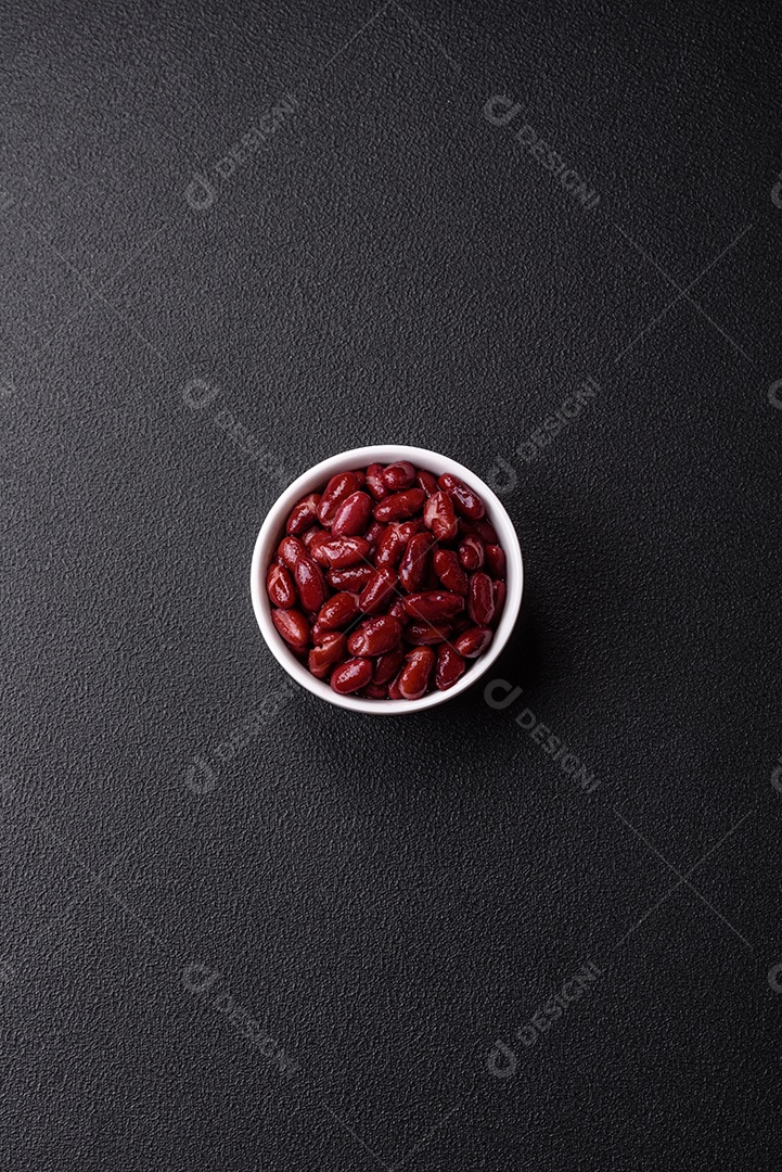 A imagem mostra ingredientes para preparar feijão vermelho