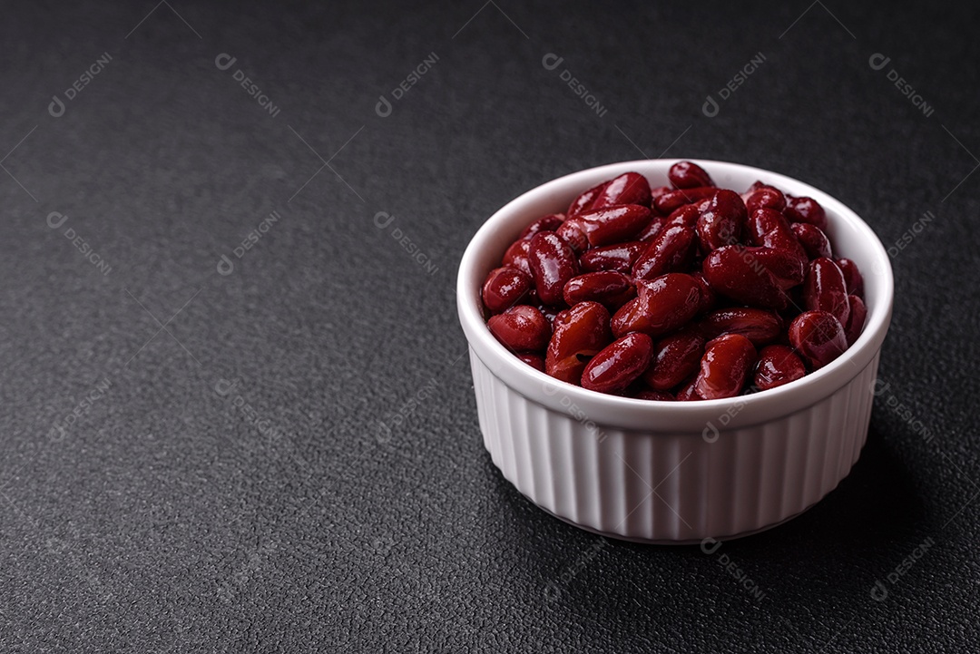 A imagem mostra ingredientes para preparar feijão vermelho