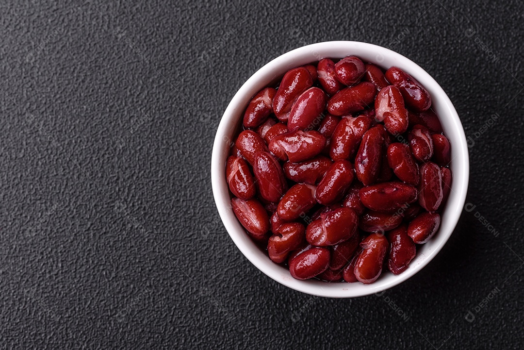 A imagem mostra ingredientes para preparar feijão vermelho