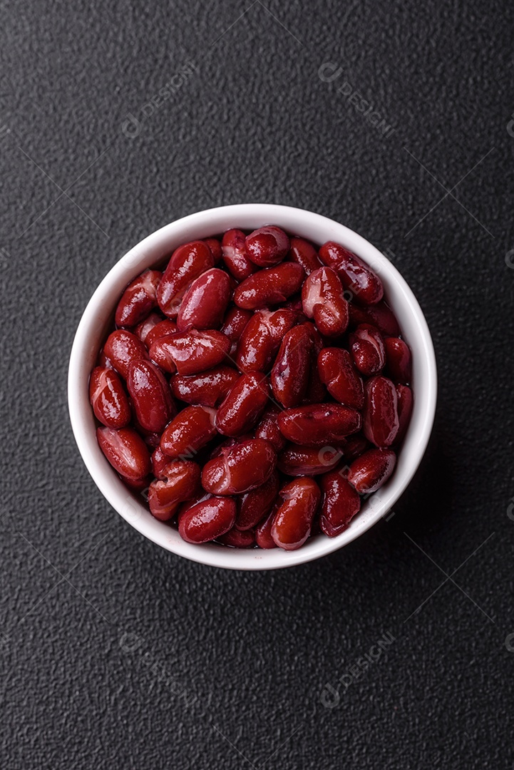 A imagem mostra ingredientes para preparar feijão vermelho