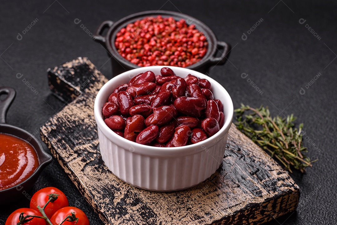 A imagem mostra ingredientes para preparar feijão vermelho
