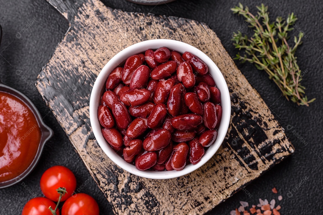 A imagem mostra ingredientes para preparar feijão vermelho