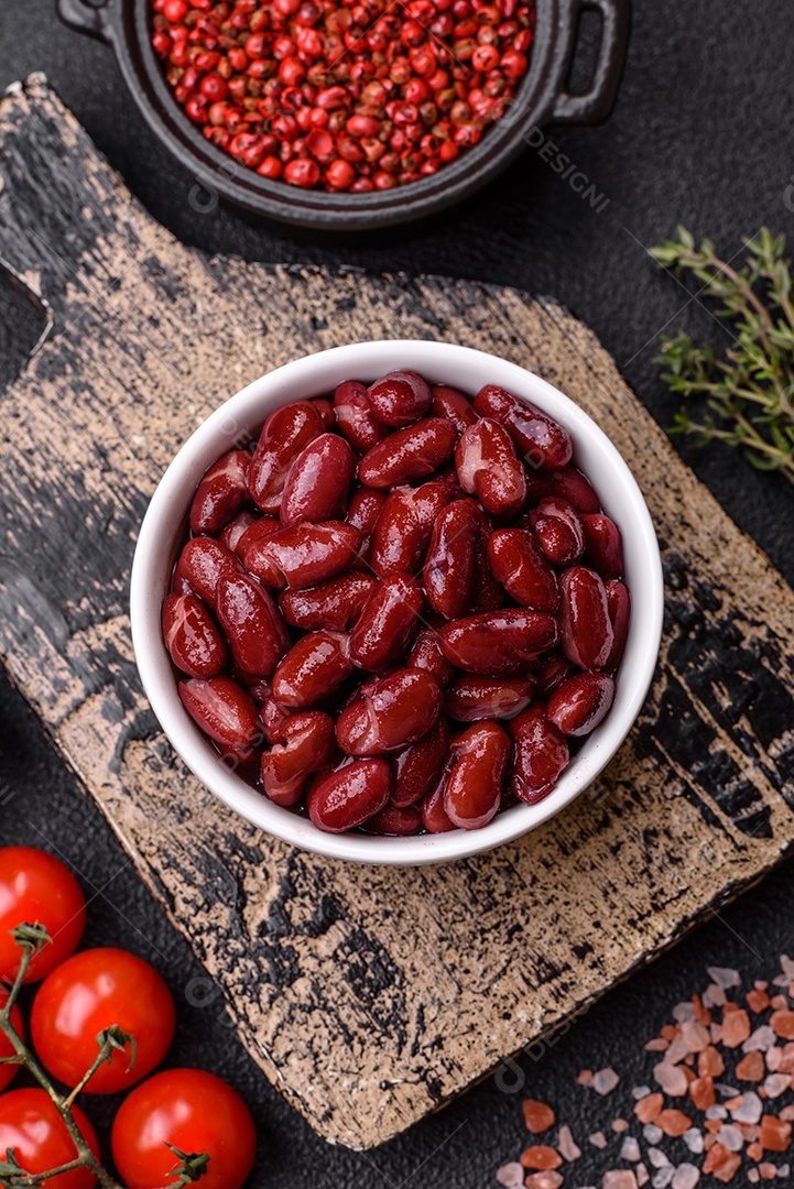 A imagem mostra ingredientes para preparar feijão vermelho