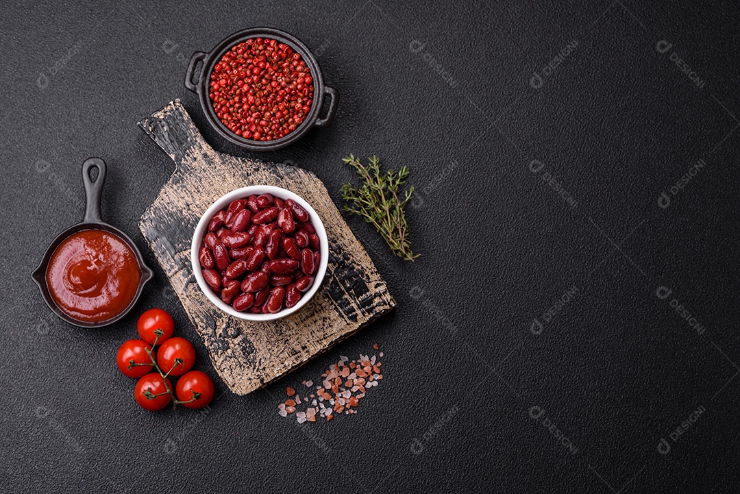 A imagem mostra ingredientes para preparar feijão vermelho
