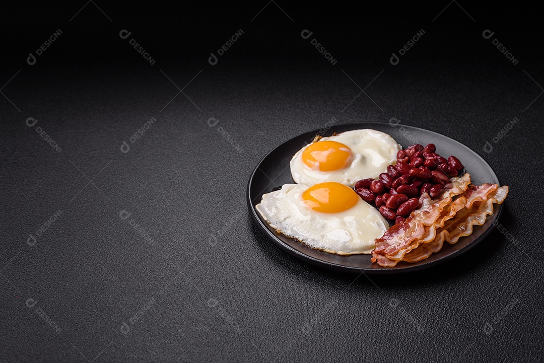 A imagem mostra um café da manhã completo