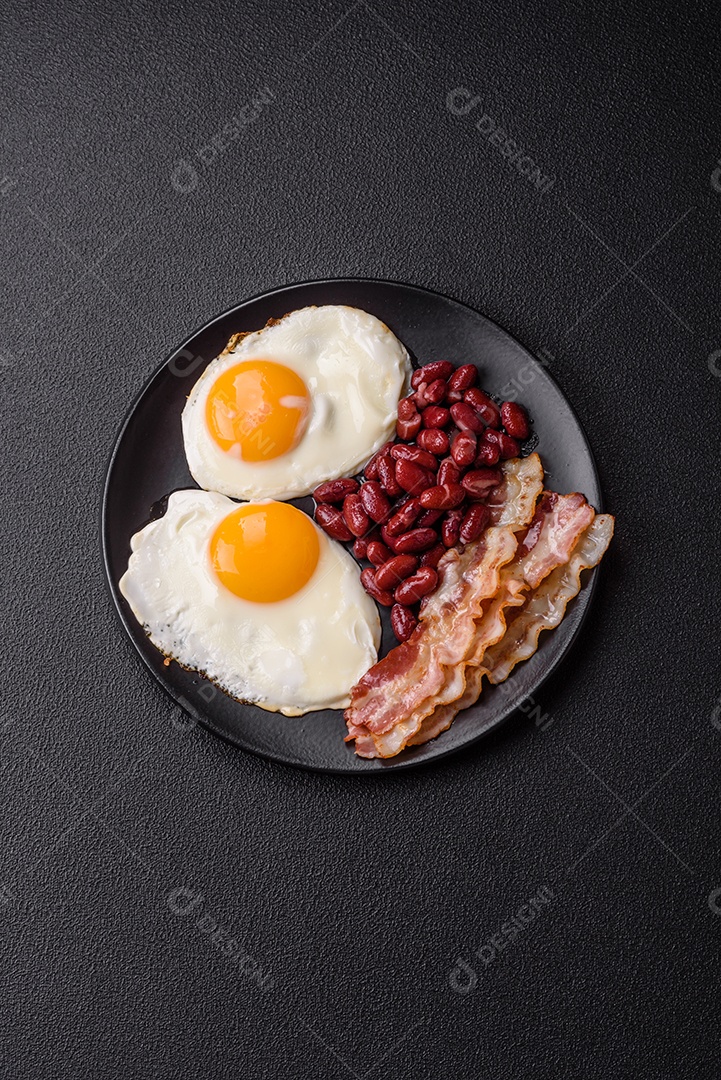 A imagem mostra um café da manhã completo