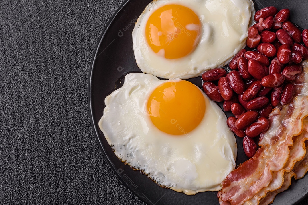 A imagem mostra um café da manhã completo