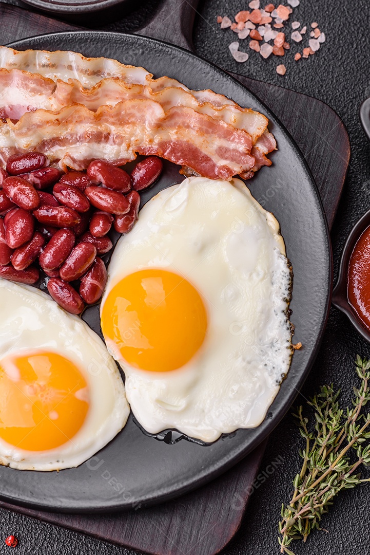 A imagem mostra um café da manhã completo