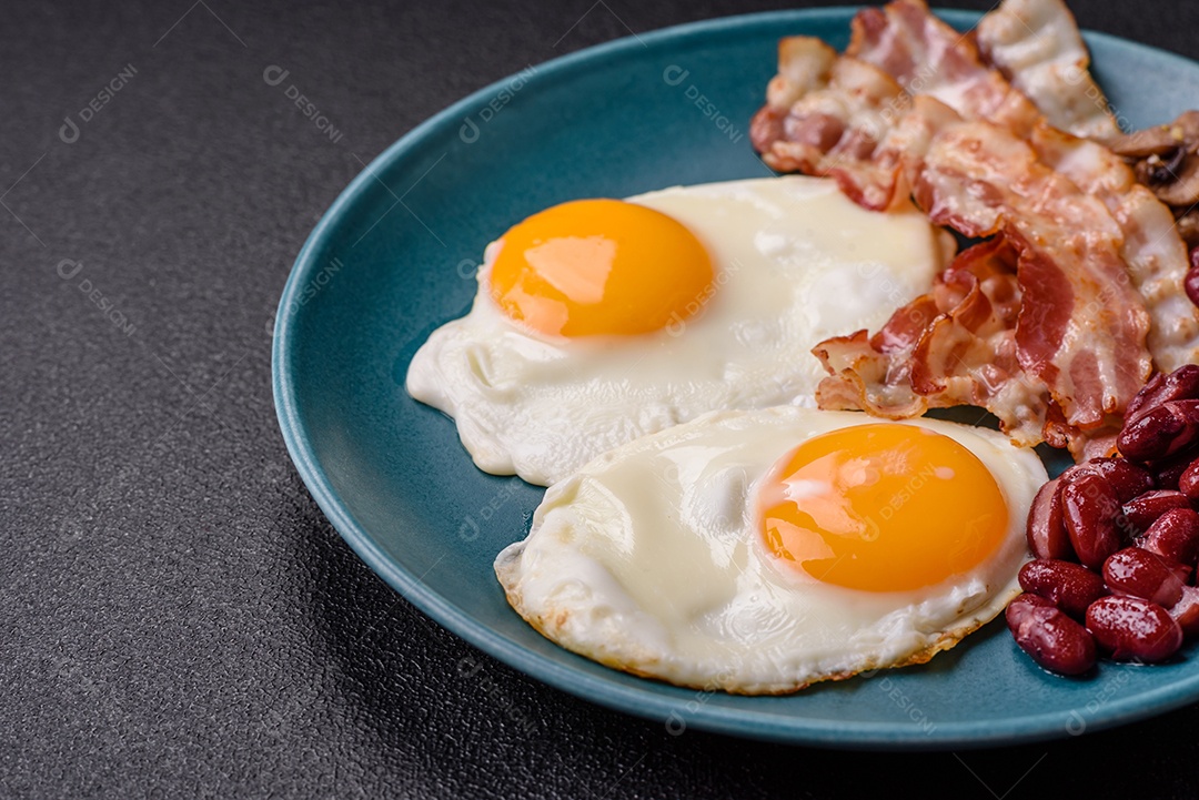 A imagem mostra um café da manhã completo