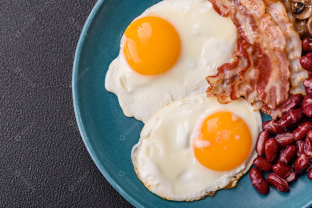 A imagem mostra um café da manhã completo