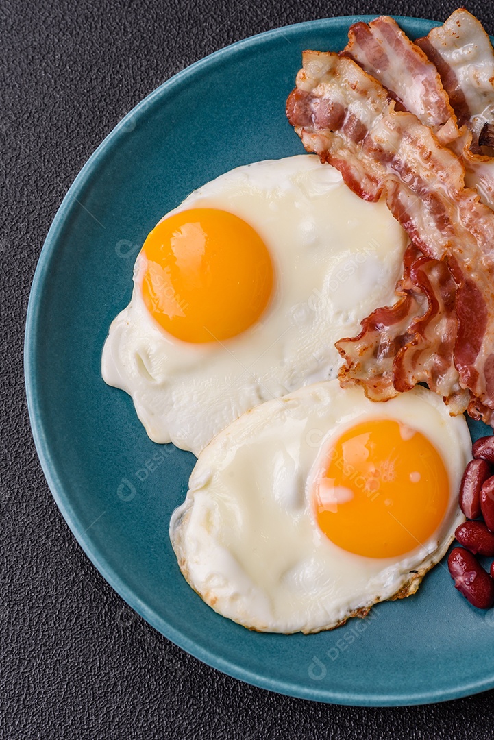 A imagem mostra um café da manhã completo