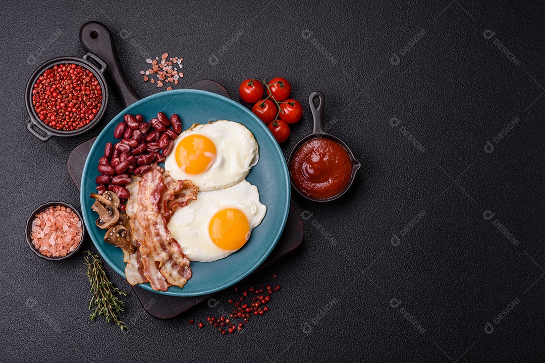 A imagem mostra um café da manhã completo